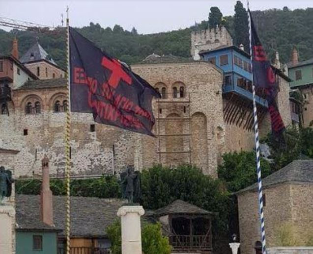 Άγιο Όρος – Σήκωσαν μαύρες σημαίες στην Ι.Μ. Δοχειαρίου που αναγράφουν: «Έξω οι Αντίχριστοι από το Άγιον Όρος»
